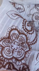 Poplin Bumbac Alb cu Broderie Ghirlanda Florala Maron BBC1054