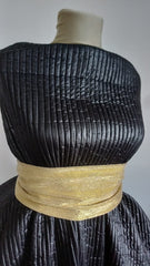 Material Matlasat Negru, model dungat, pe fata fas tip moncler iar pe dos tricotat STO1377