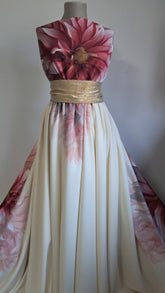 Stofa Barbi, Imprimeu Digital Dalie, în nuanțe de Rosu, Roz, Gri, Alb pe fond Ivory STO 1066- se vinde la panou de 1,10 m