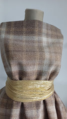 Stofa In Carouri Bej/ Maron, groasa si cu o tinuta mai intarită, cu o peliculă antiaderentă pe dos STO1353