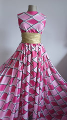 Latina Spandex - Alb cu Romburi Negre si Evantaie Roz STO1278