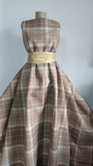 Stofa In Carouri Bej/ Maron, groasa si cu o tinuta mai intarită, cu o peliculă antiaderentă pe dos STO1353