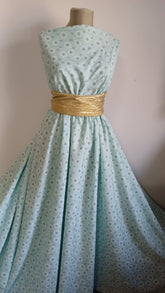 Stofa Crepe Mint cu Margarete Albe, Pictate in relief STO1063