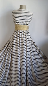 Matase Crepe Crem cu Floricele Negre MAT1050