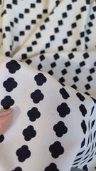 Matase Crepe Crem cu Floricele Negre MAT1050