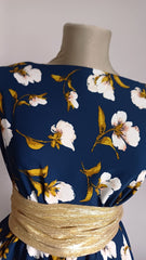 Matase Albastru Marin cu Floare de Bumbac Albă 1424